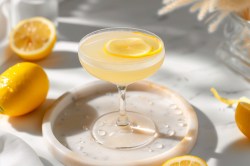 Glas Limoncello-Martini auf einem Tisch mit Zitronen