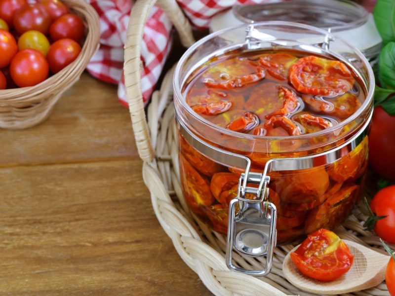 Öl von getrockneten Tomaten verwenden: Getrocknete Tomaten in Olivenöl in einem Glas.