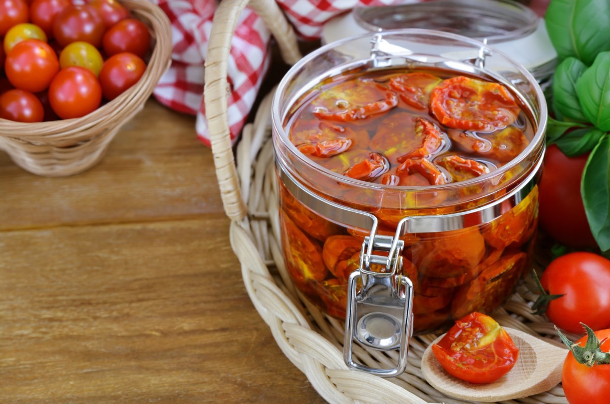 Öl von getrockneten Tomaten verwenden: Getrocknete Tomaten in Olivenöl in einem Glas.