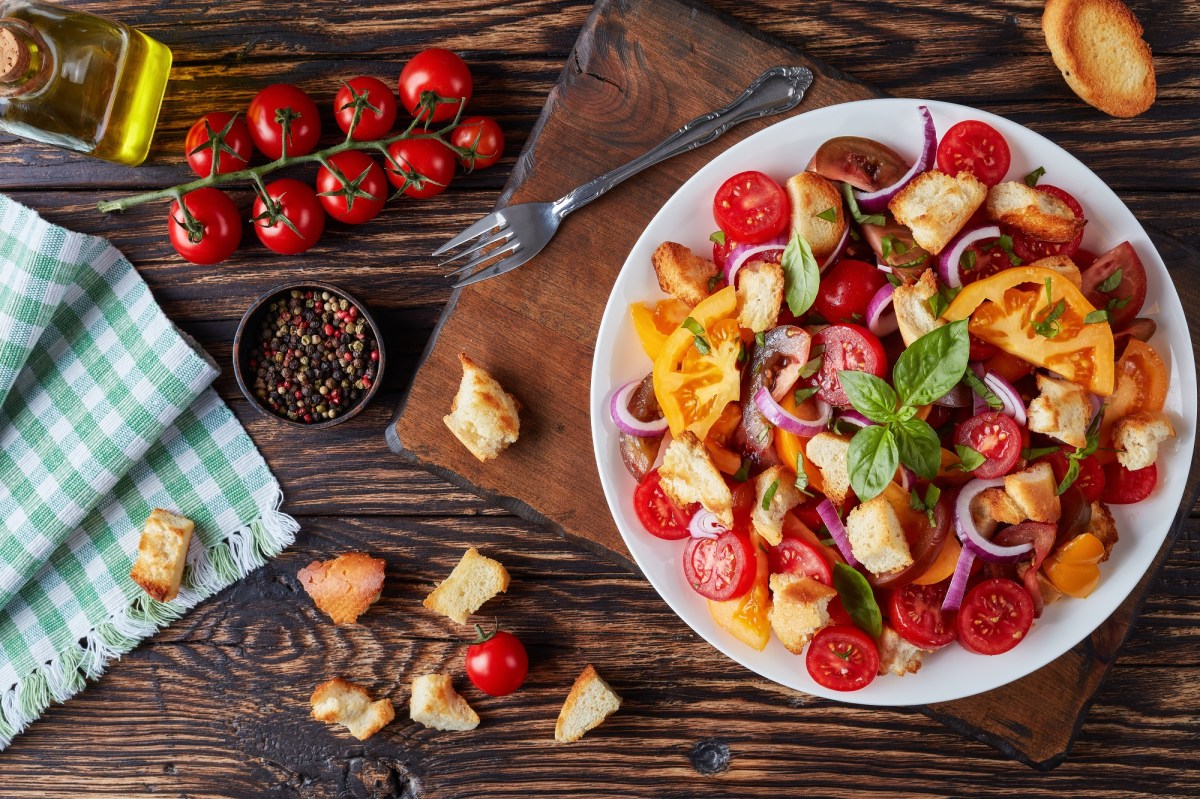 Ein Teller Panzanella.