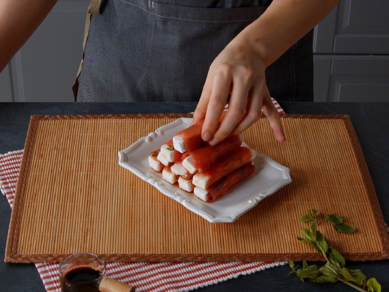 Teller mit Wassermelonen-Feta-Röllchen