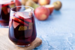 Ein Glas Apfel-Sangria.