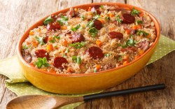 Arroz de Pato in einer orangen Auflaufform.