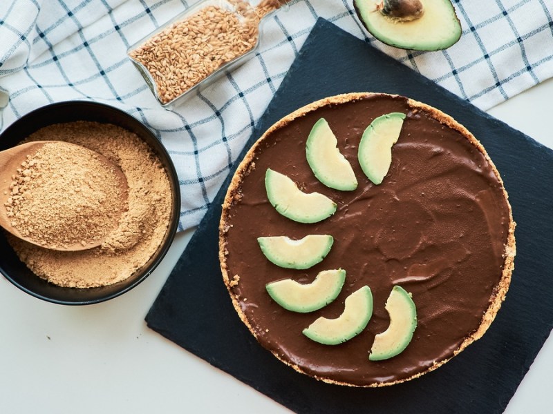 Avocado-Schokoladen-Kuchen auf hellem Hintergrund