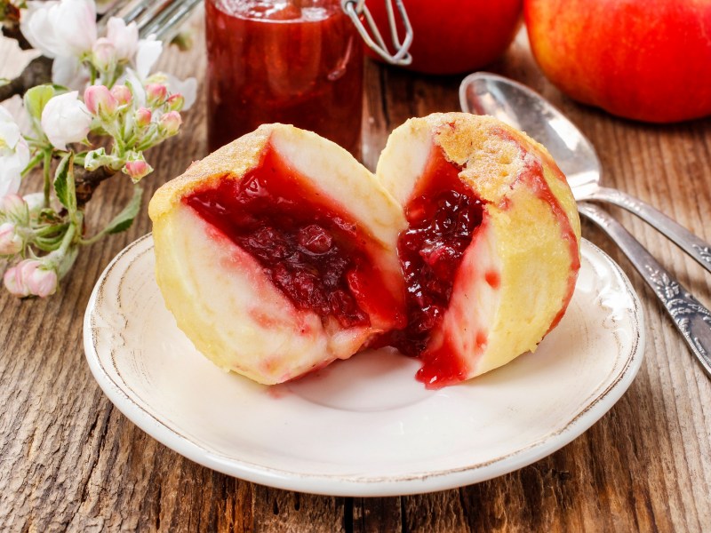 Bratäpfel-Hälften mit Marmelade auf einem Teller.