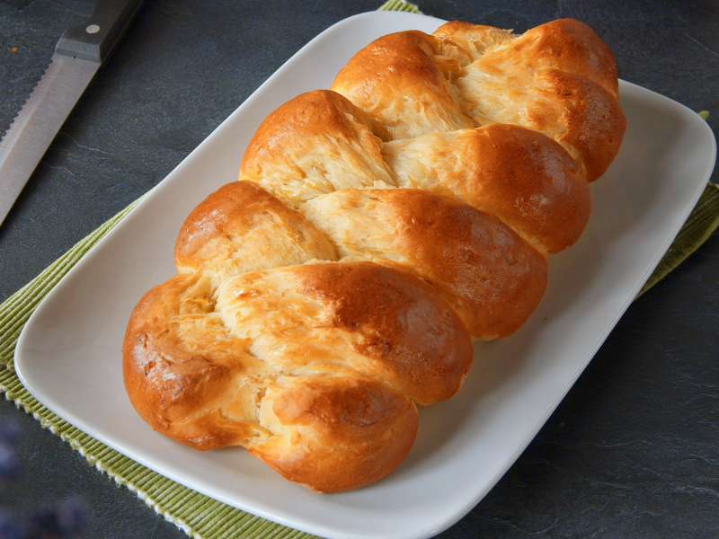 Brioche-Rezept: Ein Laib Brioche auf einem rechteckigen Teller.