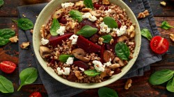 Eine Buchweizen-Bowl mit Rote Bete, Feta, Spinat und Walnüssen, Draufsicht.