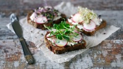 Drei Scheiben Brot mit frischem Belag.