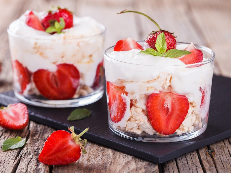 Zwei Gläser Eton Mess mit Erdbeeren.