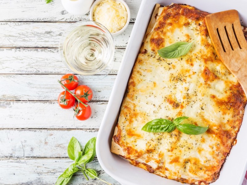 Gemüselasagne mit Kohlrabi in weißer Auflaufform