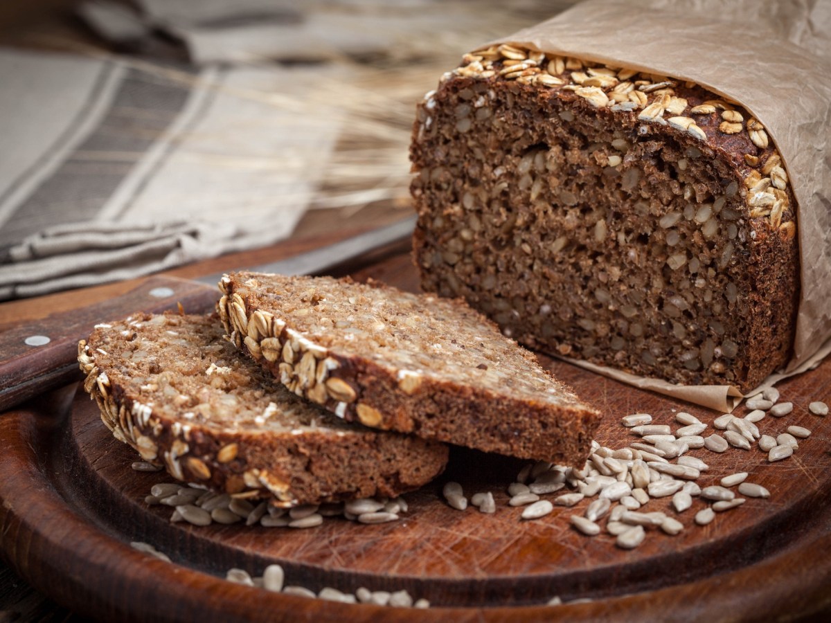 Ein angeschnittenes Hanseatenbrot auf einem Brett.