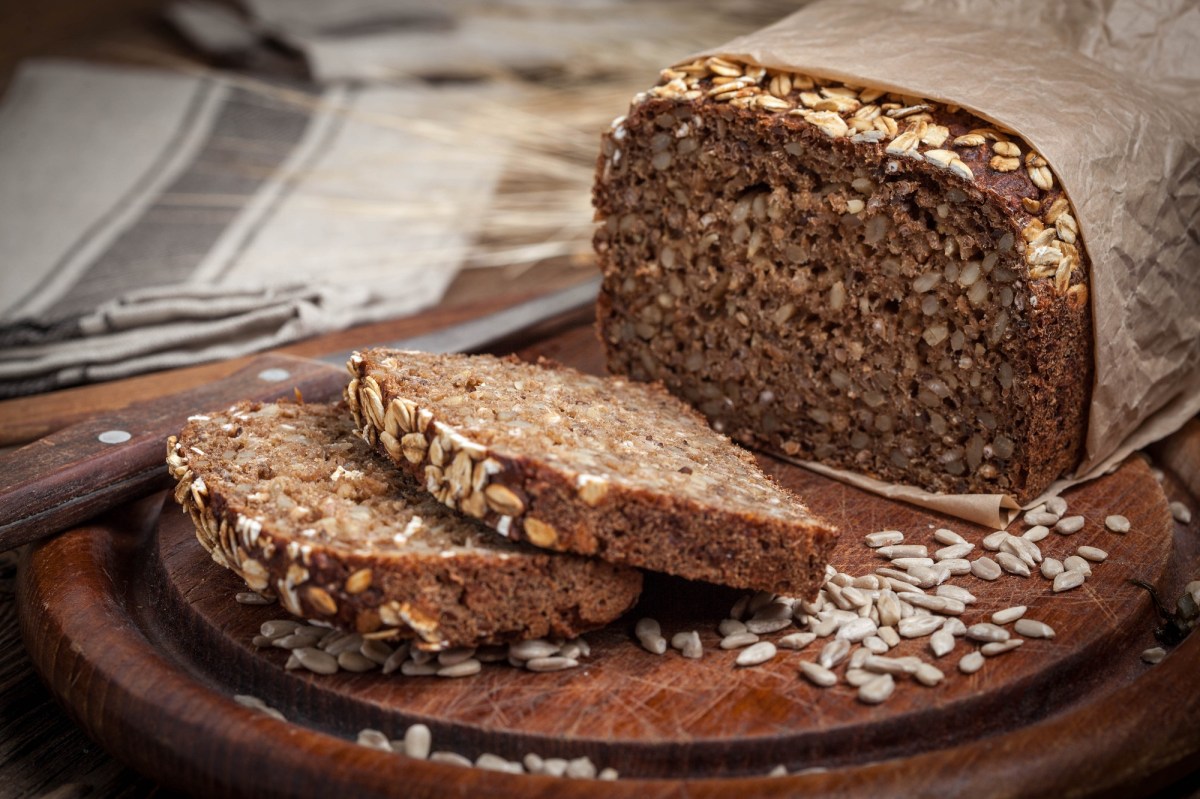 Ein angeschnittenes Hanseatenbrot auf einem Brett.