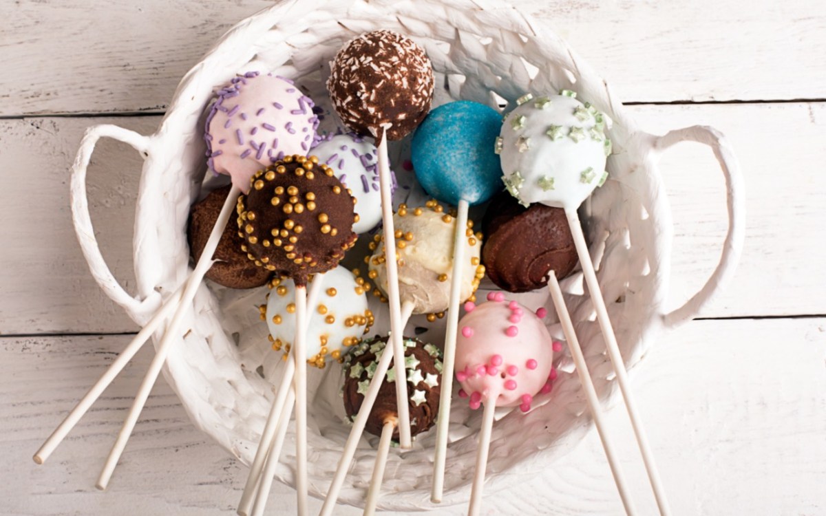 Kuchenreste verwerten: bunte Cake Pops liegen in einer Schale.