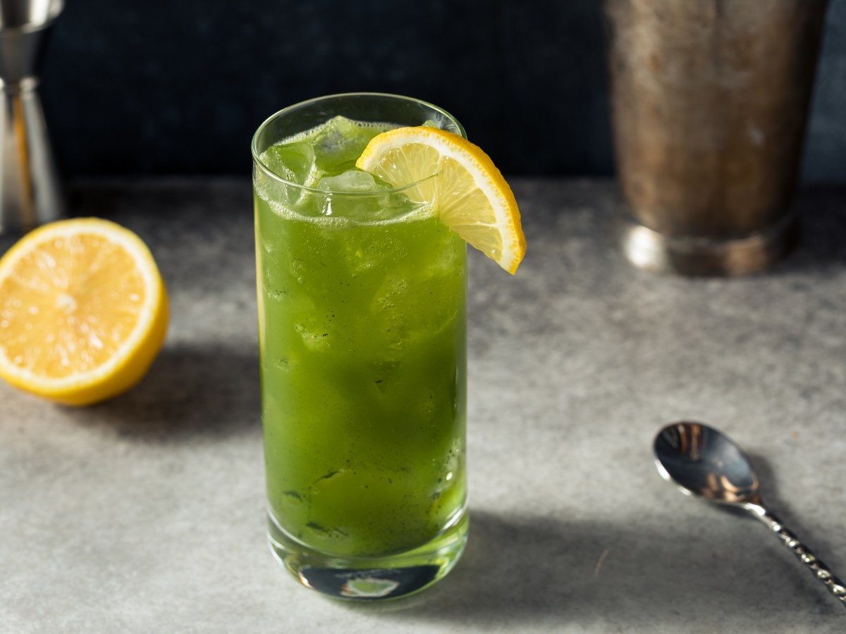 Matcha Tonic in einem hohen Glas, garniert mit Zitrone.