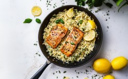 Orzo-Zitronen-Pfanne mit Lachs