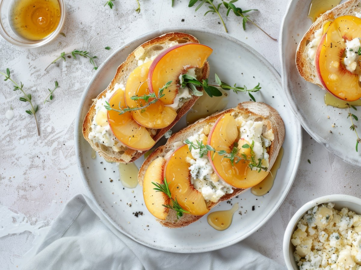 Teller mit Pfirsich-Crostini