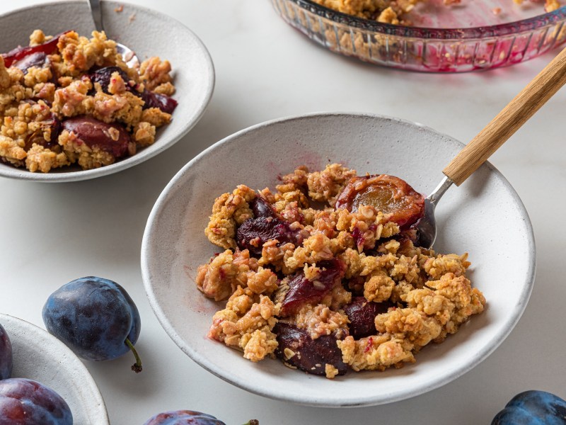 Zwei Schüsseln mit Pflaumen-Crumble