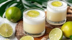 zwei Gläser Pisco Sour mit Limetten