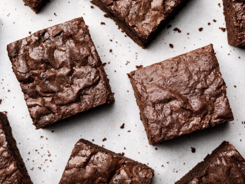 Protein-Brownies auf hellem Hintergrund