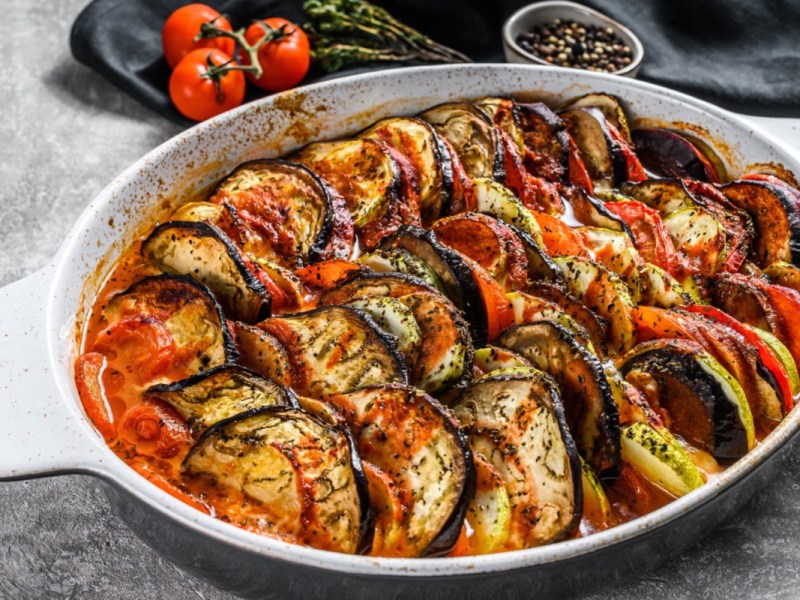 Ratatouille aus dem Ofen in ovaler Auflaufform.