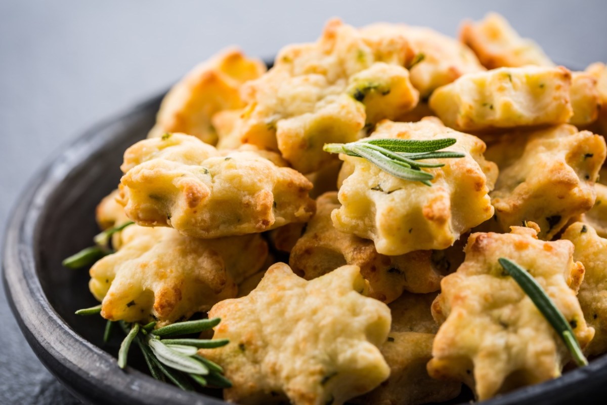 Fingerfood: Rosmarin-Parmesan-Kekse auf einem Teller.