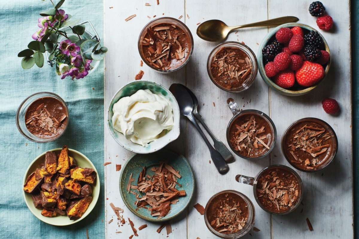 Schokoladen-Mousse aus dem Kochbuch „Snack Boards – Fingerfood aus aller Welt zum gemeinsamen Genießen“