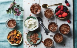 Schokoladen-Mousse aus dem Kochbuch „Snack Boards – Fingerfood aus aller Welt zum gemeinsamen Genießen“