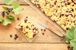 Johannisbeerkuchen mit Streuseln mit Messer