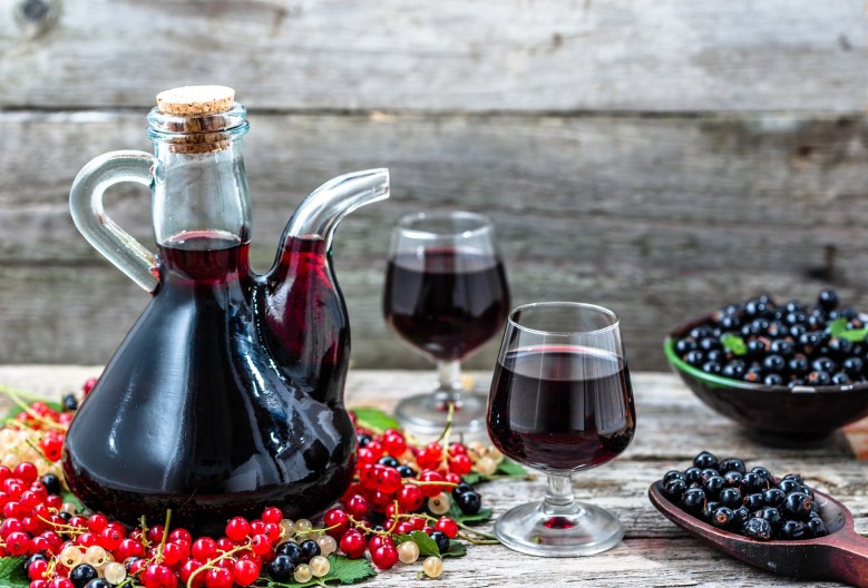 Fang den Sommer ein: Wir machen schwarzen Johannisbeerlikör