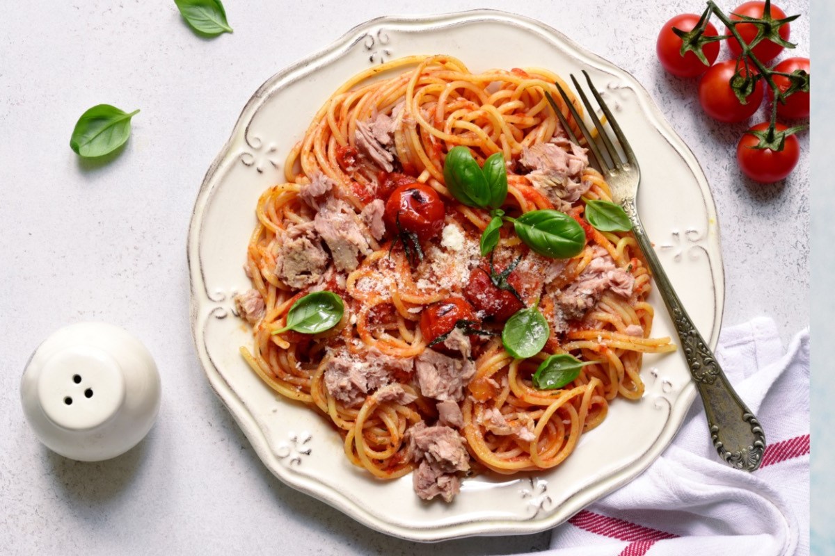 Ein Teller Spaghetti al Tonno in der Draufsicht.