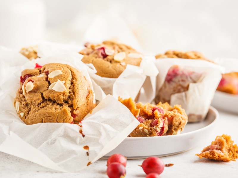 Stachelbeer-Muffins auf einem Tisch