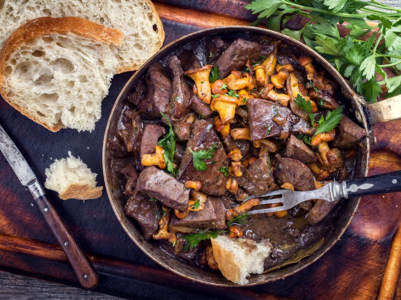 Steakpfanne mit Pfifferlingen in einer gusseisernen Pfanne.