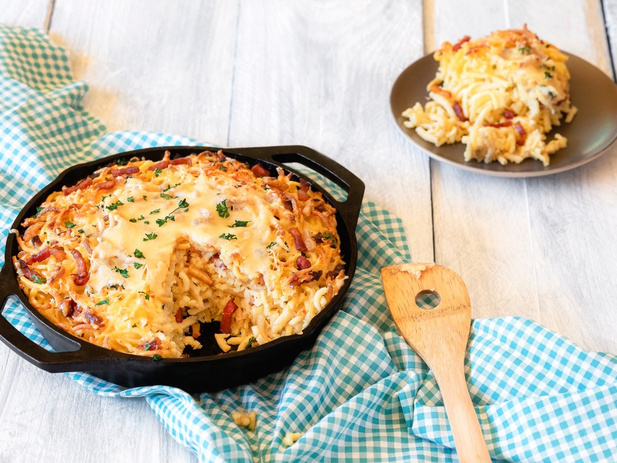 Überbackene Käsespätzle in einer Ofenform.