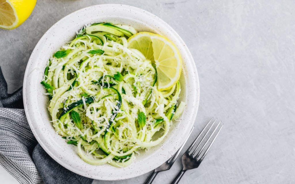 Leichte Sommerküche: Zitronen-Pasta mit Zucchini und Minze