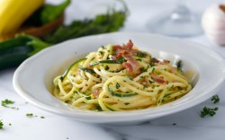 Ein Teller Zucchini-Carbonara.