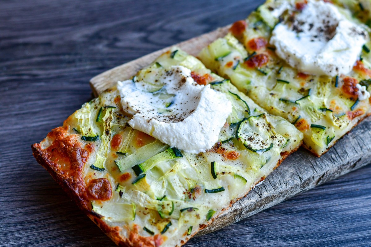 Zucchini-Focaccia mit Ricotta auf einem Tisch