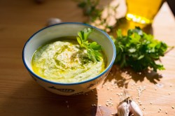 Schale mit cremigem Zucchini-Hummus