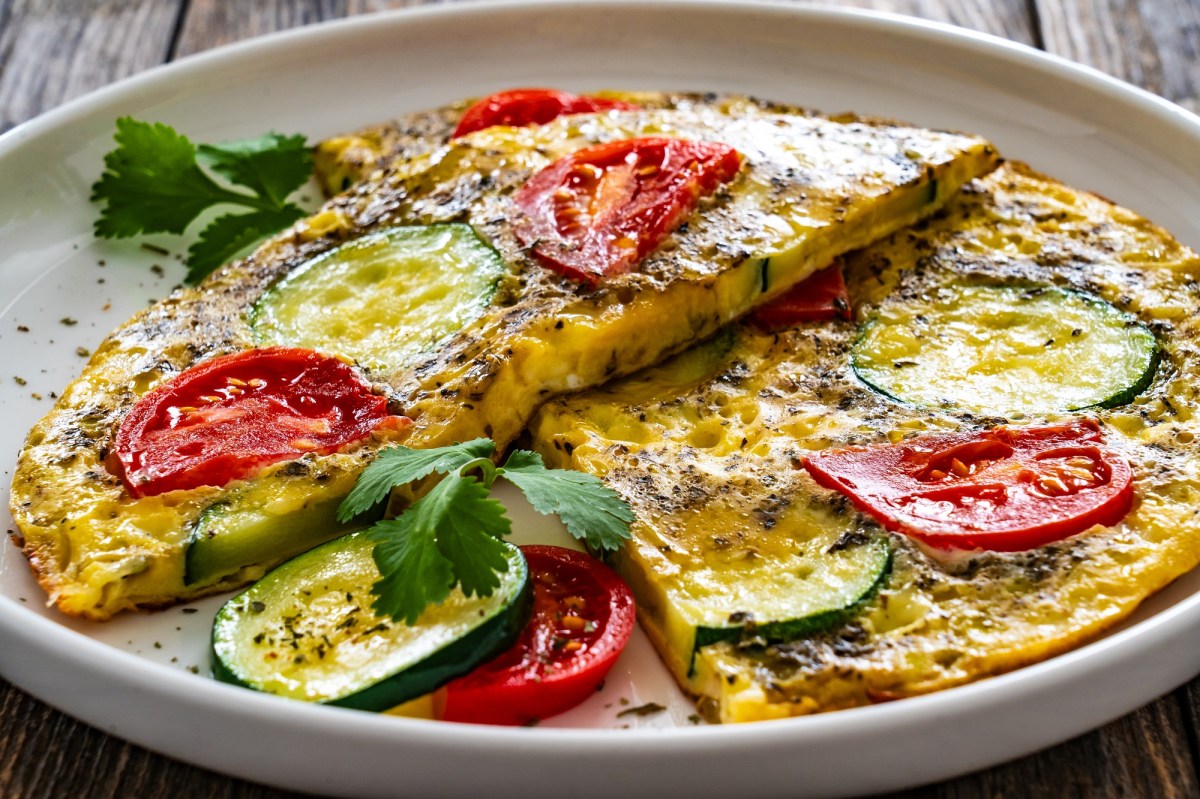 Teller mit Zucchini-Tomaten-Omelett