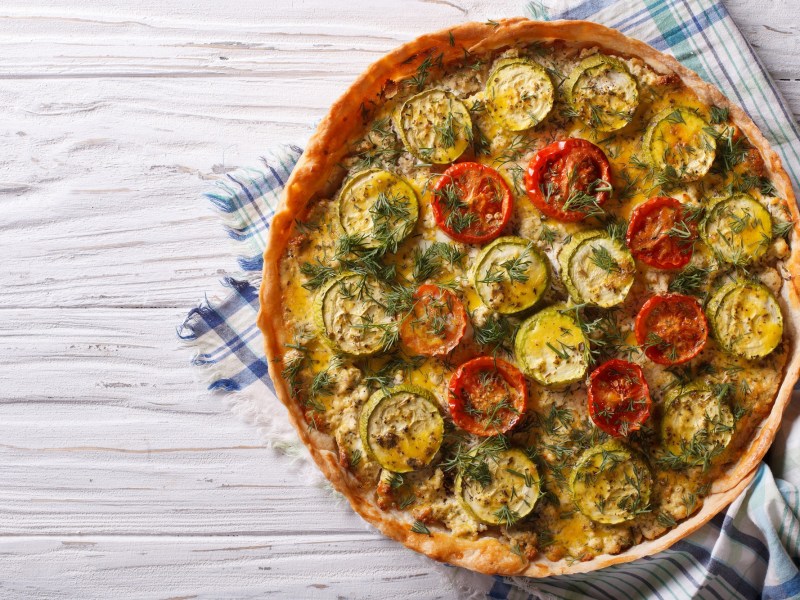 Die Zucchini-Tomaten-Quiche in der Draufsicht.