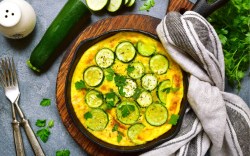 Eine Zucchini-Frittata in der Draufsicht.