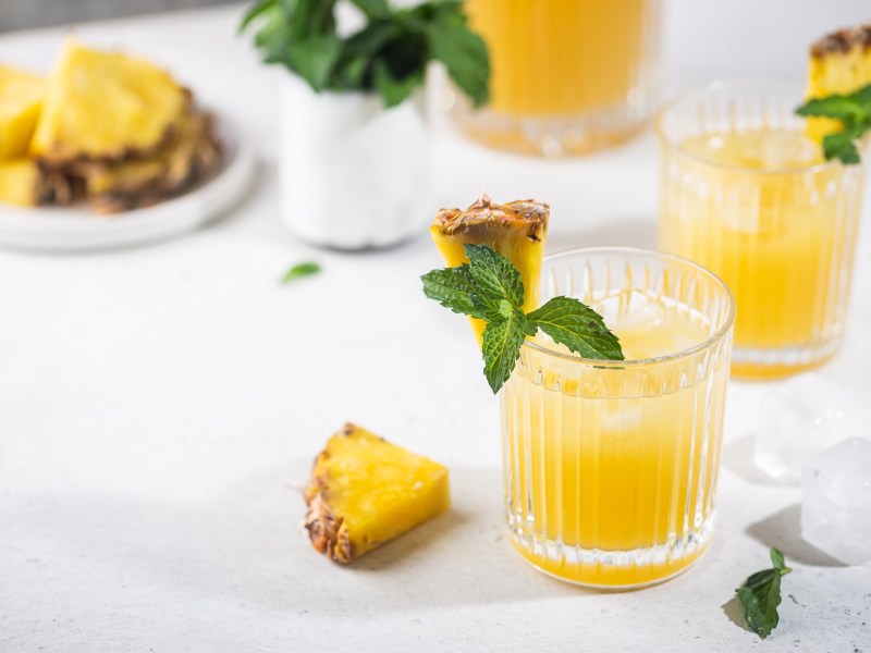 Drei GlÃ¤ser Ananas-Fizz auf einem Tisch