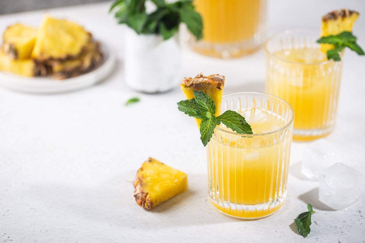 Drei GlÃ¤ser Ananas-Fizz auf einem Tisch