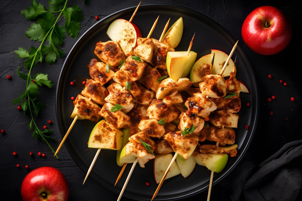 Apfel-HÃ¤hnchen-SpieÃŸe auf einem Teller