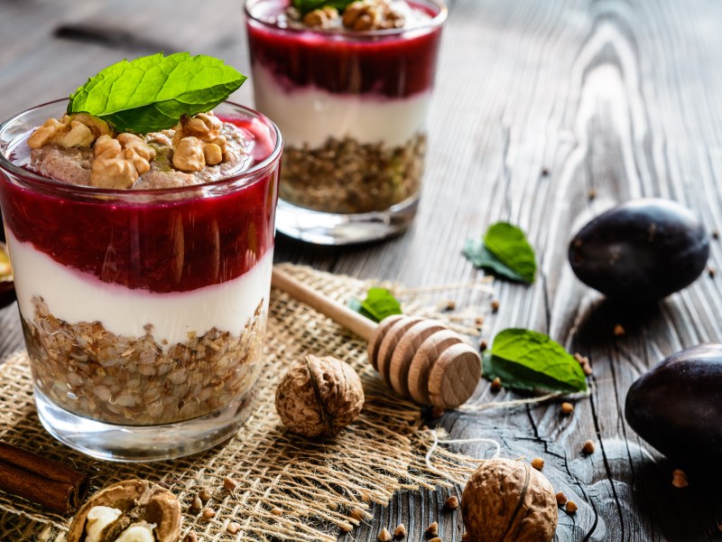 Buchweizen-Porridge mit Pflaumenkompott im Glas.