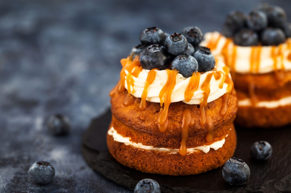 2 Cupcake-Sandwiches mit Heidelbeeren und KaramellsoÃŸe verziert.