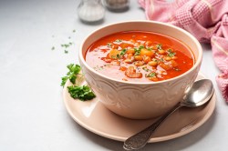 Eine Schüssel Fasolada, eine griechische Bohensuppe mit Tomaten, Sellerie und Möhren.