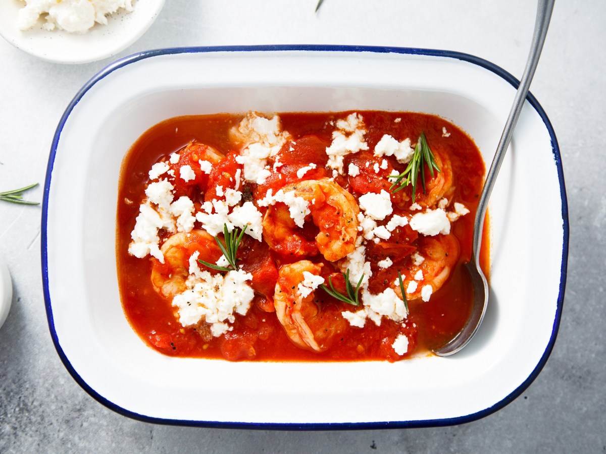 Garnelen in Tomatensoße mit Feta in einer Schale.