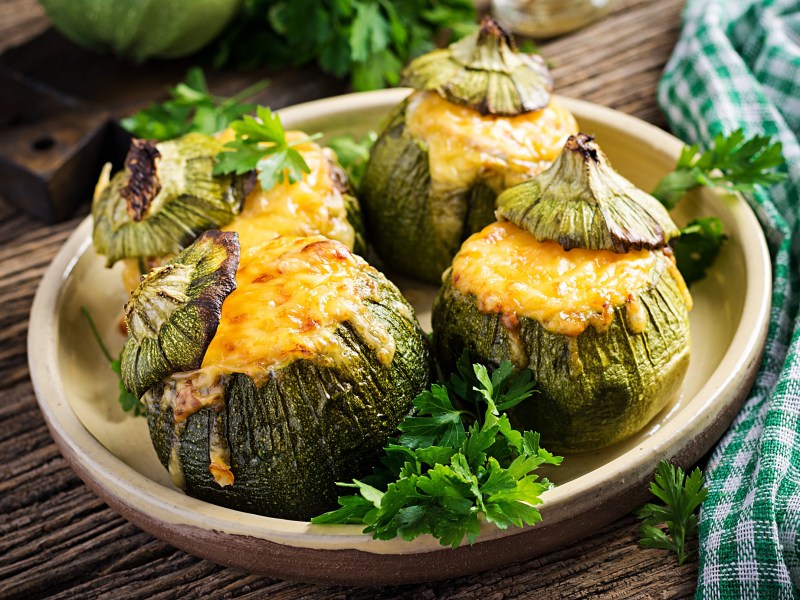 Gefüllte Zucchini mit Hackfleisch auf einem Teller.