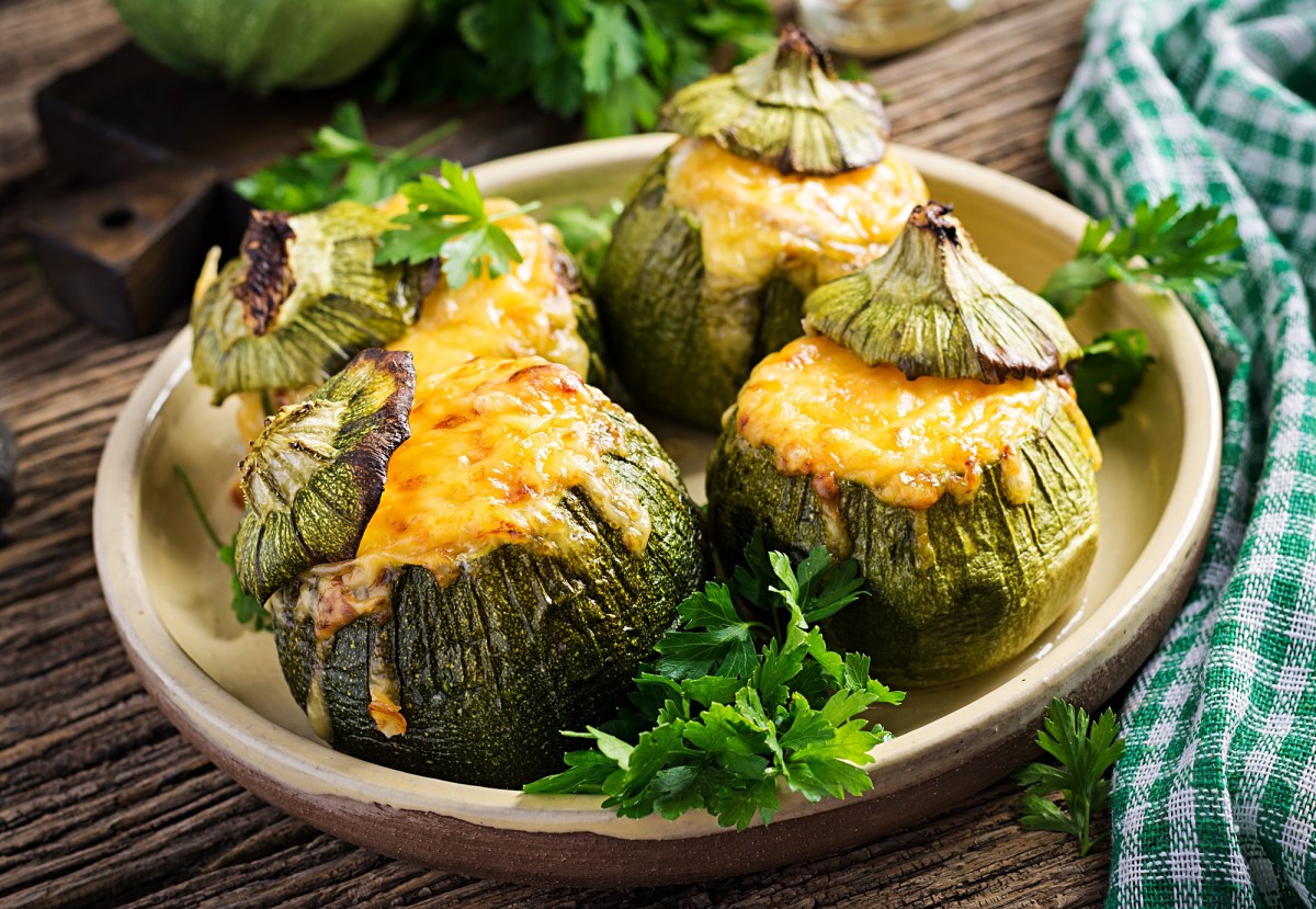 Gefüllte Zucchini mit Hackfleisch auf einem Teller.