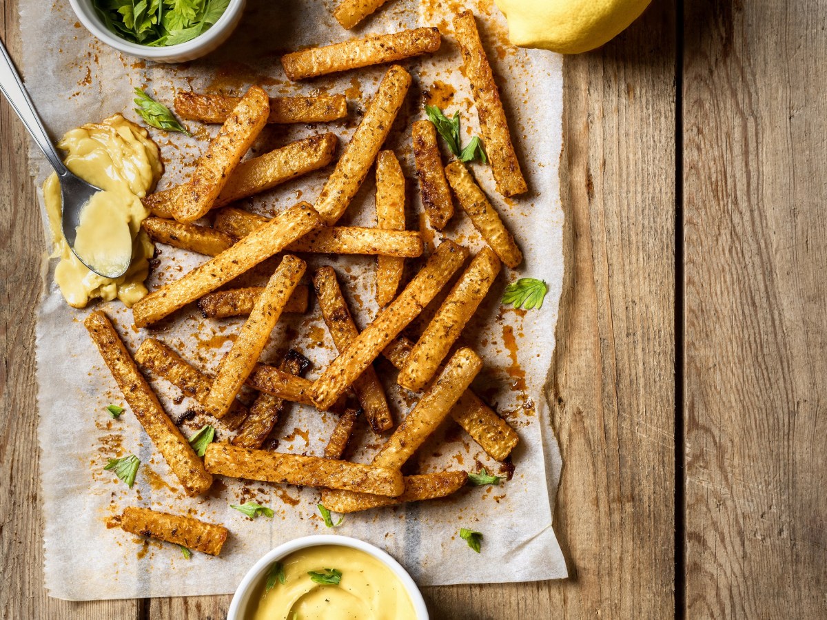 Backpapier mit Kohlrabi-Pommes aus dem Backofen